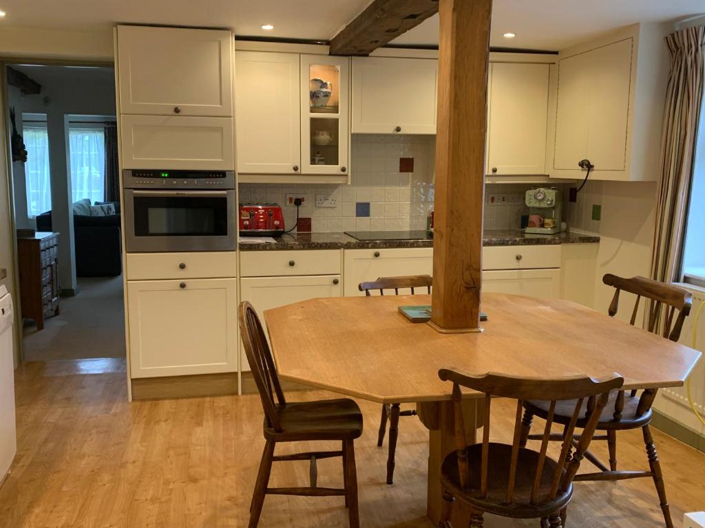 Well-equipped kitchen with dining table